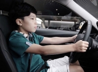 宝马在韩国找了一群十几岁的小孩来试驾