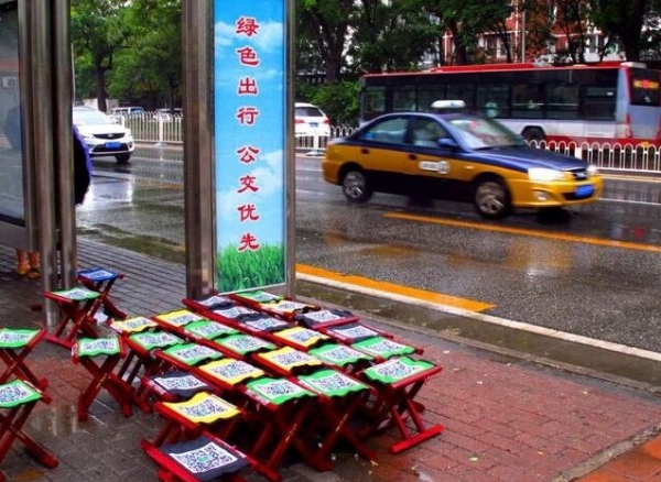 共享马扎惊现北京街头,大雨浇不灭的自信