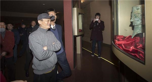 马云与“撞脸”青铜人头像同框:还挺帅